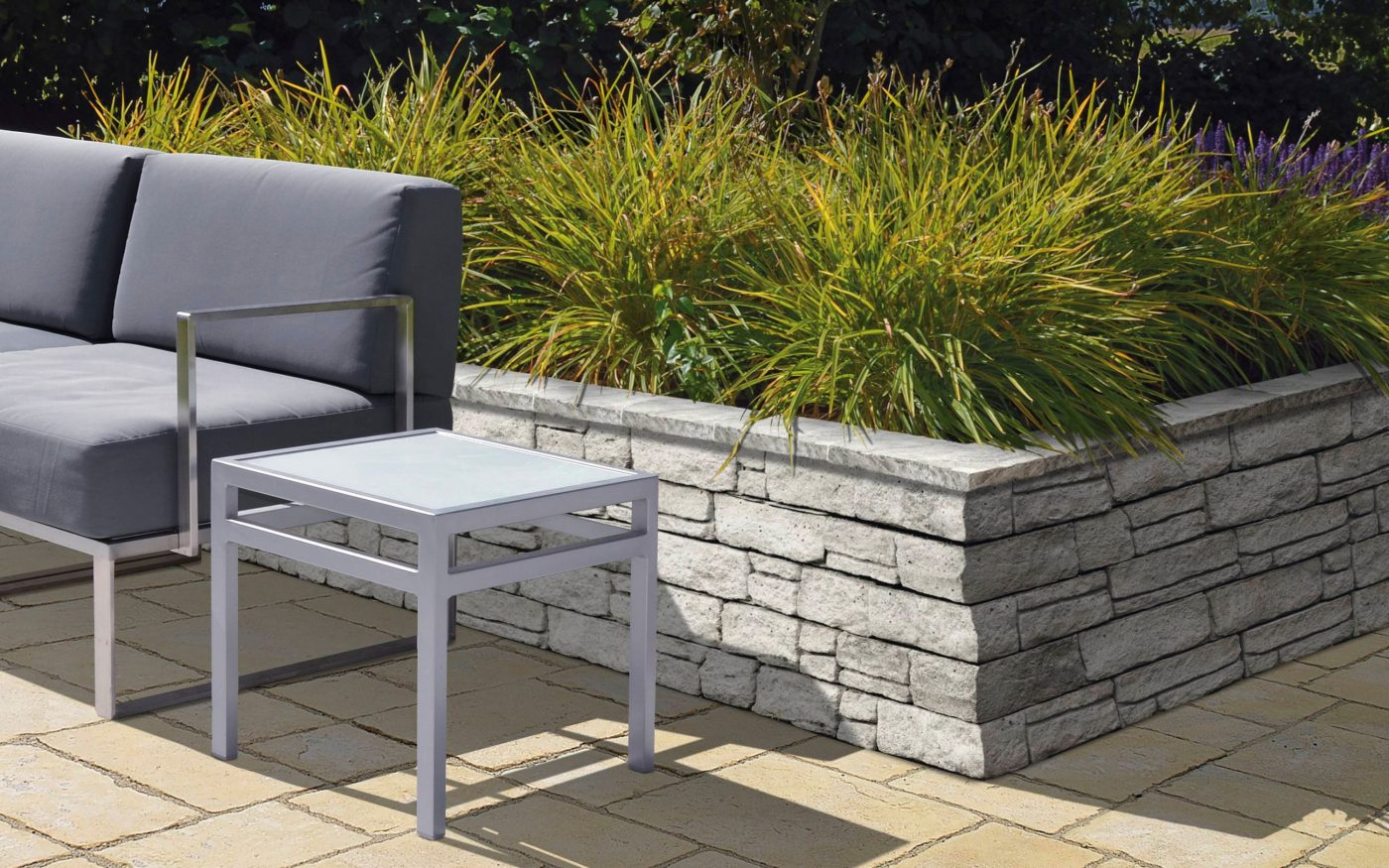 Композиоционна снимка Bradstone Mountain Block система за стени варовиково сив меланж