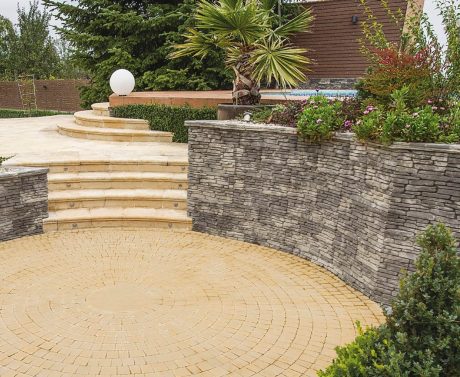 Bradstone Travero стъпала и Bradstone MIlldale система за ограда