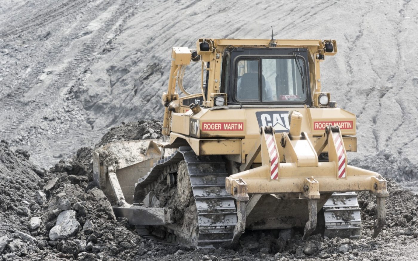 Трактор копае глина