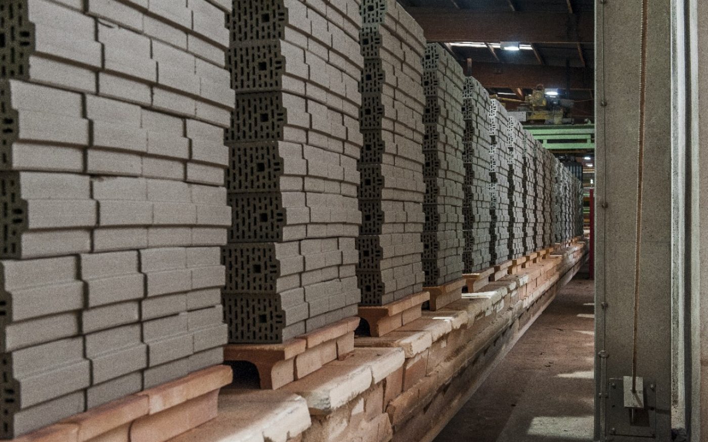 Палета със сурови керамични блокове