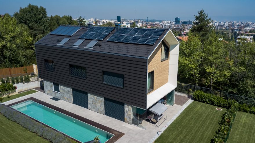 Първата е4 къща в България