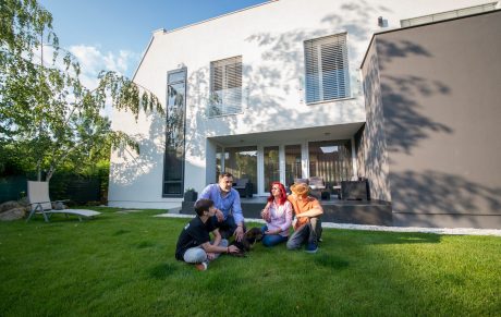 Първата е4 къща