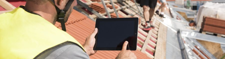 Roofer with ipad - layered version with bluescreen, Fast Forward Commercial Excellence