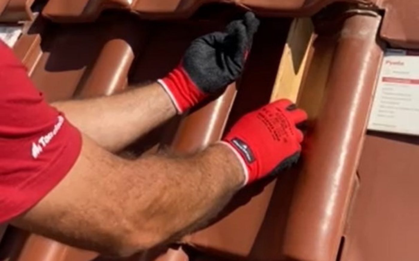 Стъпка 1 – Повдигане на горния ред керемиди чрез дъска (8-10 см)