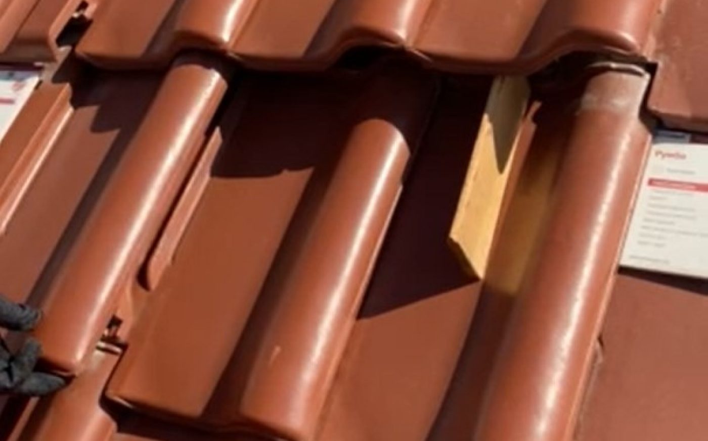 Стъпка 2 – Отключване на шлицовия канал от съседната керемида, отляво на подлежащата на смяна