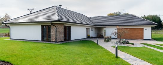 Reference rodinný dům Vroutek 2018 - střešní krytina Tondach Figaro 11 engoba černá & Zdivo Porotherm 38 Profi a Porotherm 25 AKU Z | Wienerberger