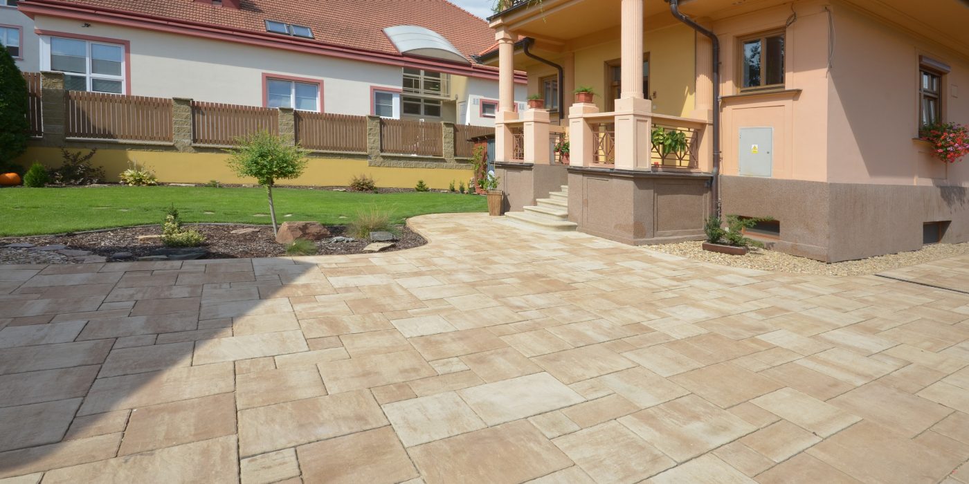Family house Břeclav 2012 - concrete pavers Semmelrock - Suprema kombi bílohnědá