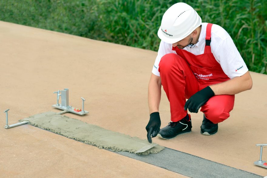 Полагане на разтвор за легло на първия ред тухли