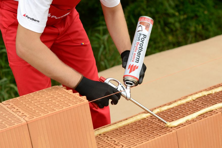 Нанасяне на полиуретаново лепило Dryfix Extra