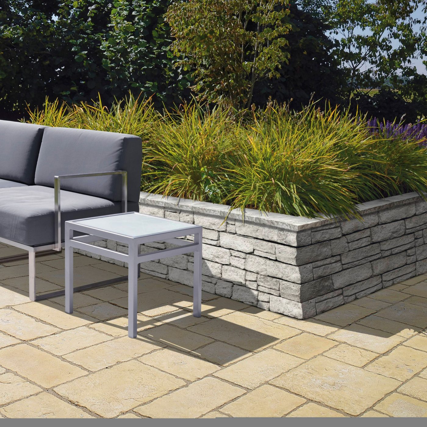 Композиоционна снимка Bradstone Mountain Block система за стени варовиково сив меланж