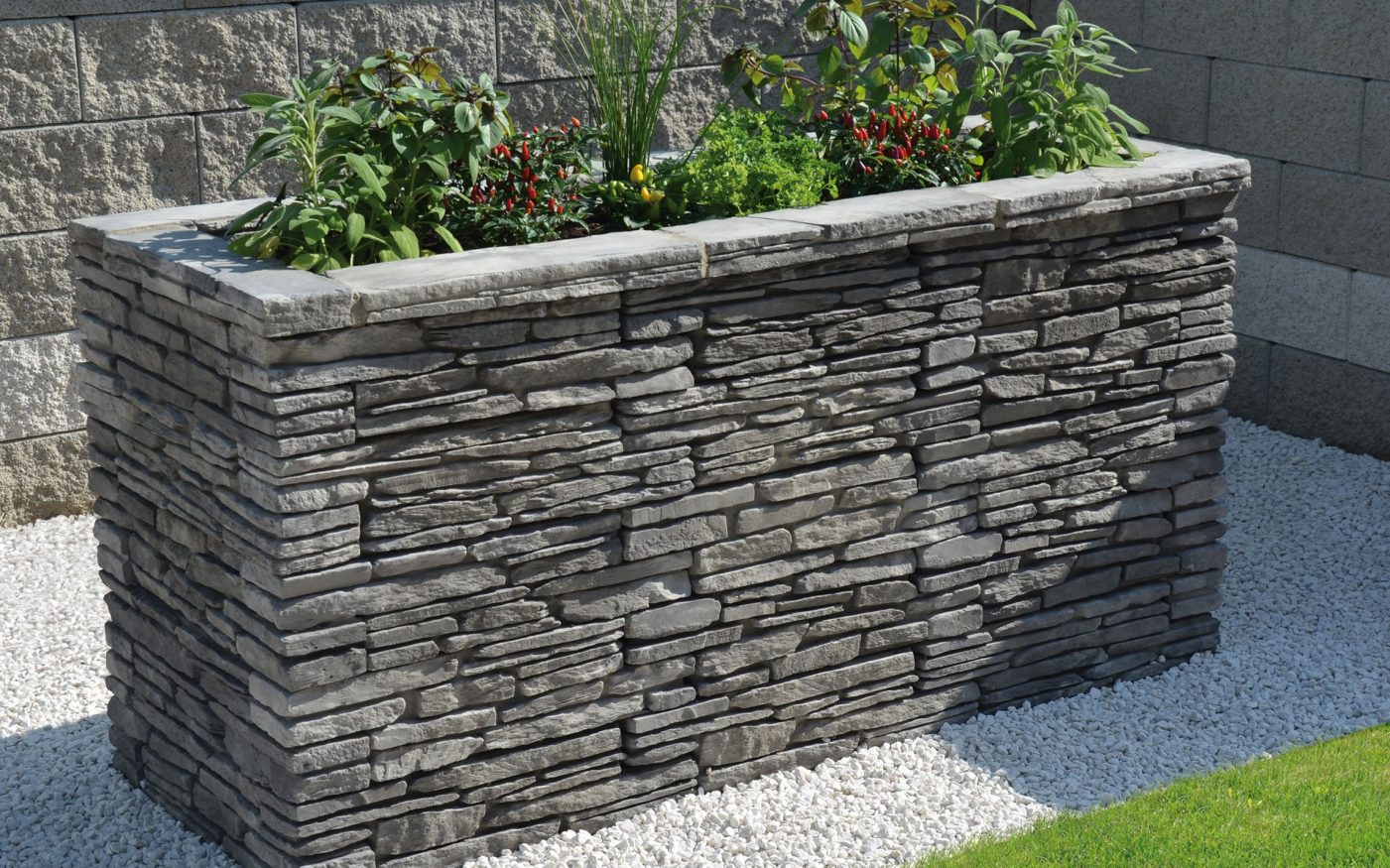 Композиоционна снимка Bradstone Milldale система за стени и огради - сив меланж